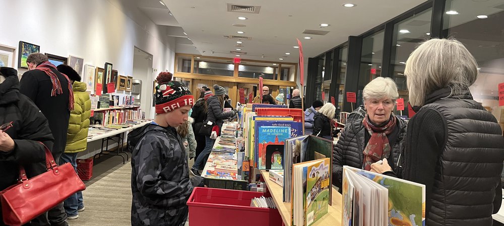 HolidayBookSale2022IMG_2265.JPG
