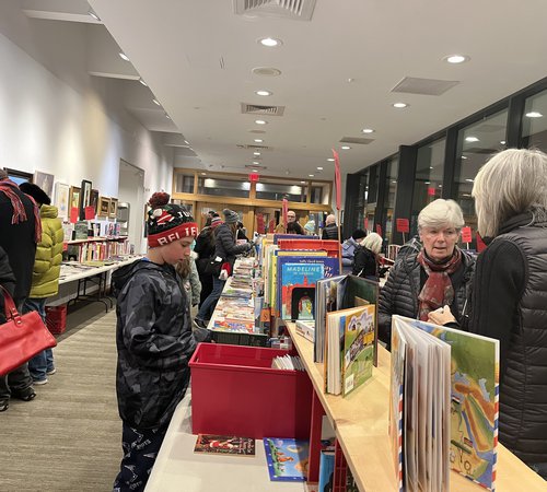 HolidayBookSale2022IMG_2265.JPG